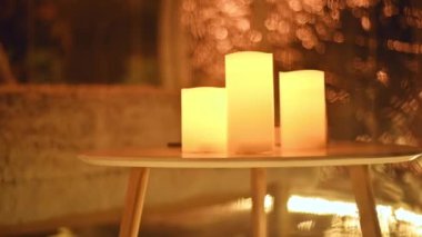 Geceleri glamping 'de şeffaf kabarcık çadırı, yanan mumlarla iç mekan.