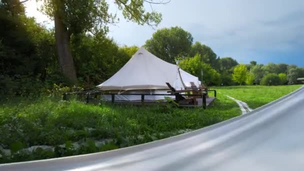 Tentes Avec Chaises Bois Glamping Hamac Forêt Luxuriante Autour — Video