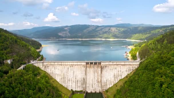 Aerial Drone View Bicaz Lake Dam Cars Romania Hills Covered — Αρχείο Βίντεο
