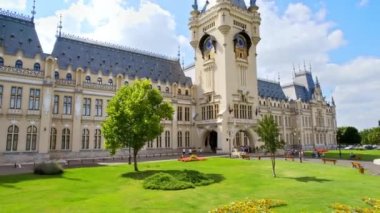 IASI, ROMANIA - 2022: Kültür Sarayı 'nın havadan insansız hava aracı görüntüsü. Önünde Büyük Stephen heykeli, halkı ve yeşilliği olan bir meydan.
