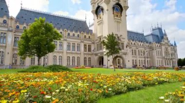 IASI, ROMANIA - 2022: Kültür Sarayı 'nın havadan insansız hava aracı görüntüsü. Önünde Büyük Stephen heykeli, halkı ve yeşilliği olan bir meydan.