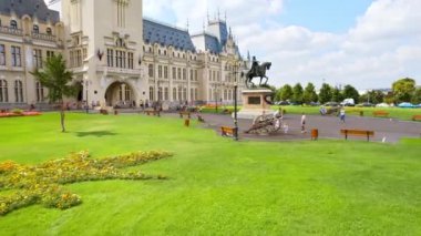 IASI, ROMANIA - 2022: Kültür Sarayı 'nın havadan insansız hava aracı görüntüsü. Önünde Büyük Stephen heykeli, halkı ve yeşilliği olan bir meydan.