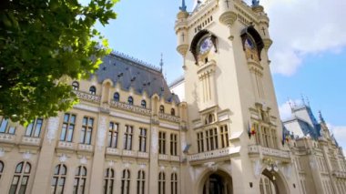 IASI, ROMANIA - 2022: Kültür Sarayı 'nın havadan insansız hava aracı görüntüsü. Önünde Büyük Stephen heykeli, halkı ve yeşilliği olan bir meydan.