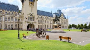 IASI, ROMANIA - 2022: Kültür Sarayı 'nın havadan insansız hava aracı görüntüsü. Önünde Büyük Stephen heykeli, halkı ve yeşilliği olan bir meydan.