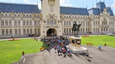 IASI, ROMANIA - 2022: Kültür Sarayı 'nın havadan insansız hava aracı görüntüsü. Önünde Büyük Stephen heykeli, halkı ve yeşilliği olan bir meydan.