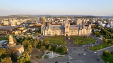 IASI, ROMANIA - 2022: Romanya 'nın başkenti Iasi' deki Kültür Sarayı 'nın hava aracı görüntüsü. Büyük Stephen heykeli, önünde insanlar ve yeşillikler, etrafında binalar.