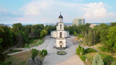 Chisinau 'nun gün batımında hava aracı görüntüsü. Central Park, Katedral, çan kulesi, bir sürü yeşillik, yürüyen insanlar, binalar. Moldova