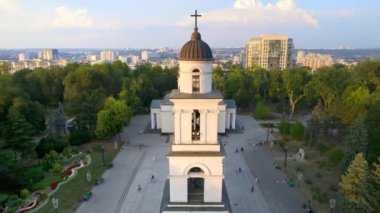 Chisinau 'nun gün batımında hava aracı görüntüsü. Central Park, Katedral, çan kulesi, bir sürü yeşillik, yürüyen insanlar, binalar. Moldova