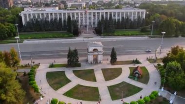 Chisinau 'nun gün batımında hava aracı görüntüsü. Central Park 'ın, Katedral' in, çan kulesinin, Hükümet Binasının ve Zafer Kemerinin, bir sürü yeşilliğin ve etraftaki binaların zaman çizelgesi. Moldova