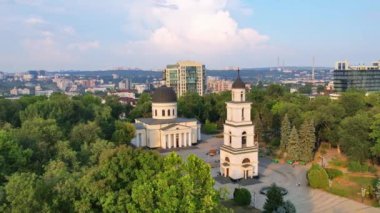 Chisinau 'nun gün batımında hava aracı görüntüsü. Central Park, Katedral, çan kulesi, bir sürü yeşillik, yürüyen insanlar, binalar. Moldova