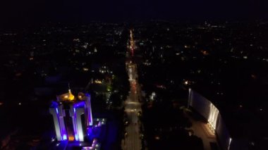 Geceleri Chisinau 'nun hava aracı görüntüsü. Parlamento manzarası, başkanlık, yemyeşil ağaçlı yollar ve aydınlatma, etrafında birden fazla bina. Moldova