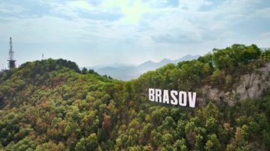 Brasov kentin yakınındaki tepenin tepesinde turistlerle, Romanya 'nın her yerinde yeşil ağaçlarla anlaşma imzaladı. Eski şehir merkezi