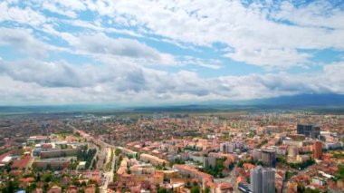 Cluj, Romanya 'nın insansız hava aracı görüntüsü. Şehir manzarası, arabalı yollar, eski binalar, yeşillik