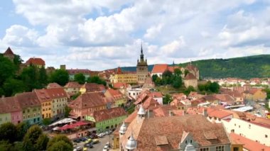 Romanya 'nın Sighisoara Tarih Merkezi' nin insansız hava aracı görüntüsü. Eski binalar, dar sokaklar, Sighisoara Saat Kulesi