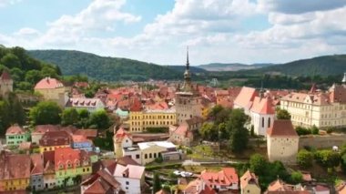 Romanya 'nın Sighisoara Tarih Merkezi' nin hava aracı görüntüsü. Eski binalar, insanlarla dolu dar sokaklar, Sighisoara Saat Kulesi