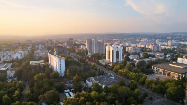 Légi Drón Kilátás Chisinau Belvárosára Naplementekor Kilátás Parlamentre Elnökségre Buja — Stock videók