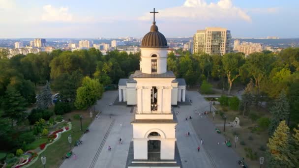 Légi Drón Kilátás Chisinau Belvárosára Naplementekor Központi Park Katedrális Harangtorony — Stock videók