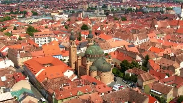 从空中俯瞰罗马尼亚的Cluj中心 城市景观 有车的道路 圣米迦勒教堂和圣三一主教座堂 — 图库视频影像