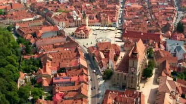 SINAIA, ROMANIA - AĞUSTOS, 2022: Romanya 'nın Brasov kentindeki Konsey Meydanı' nın insansız hava aracı görüntüsü. Eski şehir merkezi İlçe Tarih Müzesi, Siyahi Kilise, binalar