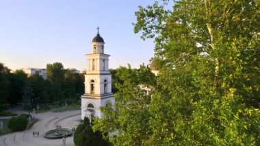Chisinau 'nun gün batımında hava aracı görüntüsü. Central Park, Katedral, çan kulesi, bir sürü yeşillik, yürüyen insanlar. Moldova