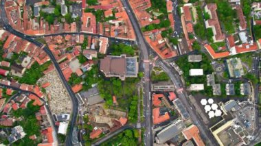 Romanya 'nın Brasov kentindeki hava aracı görüntüsü. Geleneksel binaları olan eski bir şehir.