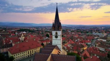 Romanya 'nın başkenti Sibiu' daki tarihi merkezin hava aracı görüntüsü. Sibiu Lutheran Katedrali, eski binalar, dar sokaklar