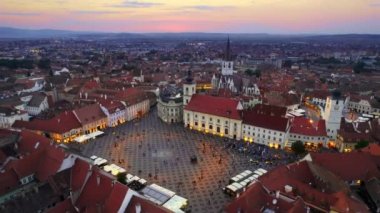 Romanya 'nın başkenti Sibiu' daki tarihi merkezin hava aracı görüntüsü. Sibiu Lutheran Katedrali ve etrafındaki eski binalar dar sokaklar, aydınlatma