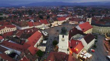 Romanya 'nın başkenti Sibiu' daki tarihi merkezin hava aracı görüntüsü. Sibiu Lutheran Katedrali ve etrafındaki eski binalar dar sokaklar, aydınlatma