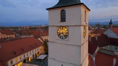 Romanya 'nın başkenti Sibiu' daki tarihi merkezin hava aracı görüntüsü. Sibiu Lutheran Katedrali ve Meclis Kulesi, eski binalar, dar sokaklar