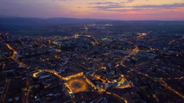 Romanya 'nın başkenti Sibiu' daki tarihi merkezin hava aracı görüntüsü. Sibiu Lutheran Katedrali ve etrafındaki eski binalar dar sokaklar, aydınlatma