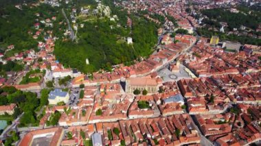 Romanya 'nın Brasov kentindeki Konsey Meydanı' nın insansız hava aracı görüntüsü. Şehir merkezinde İlçe Tarih Müzesi, Siyahi Kilise, binalar, yeşillik
