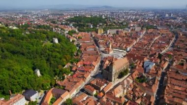 Romanya 'nın Brasov kentindeki Konsey Meydanı' nın insansız hava aracı görüntüsü. Şehir merkezinde İlçe Tarih Müzesi, Siyahi Kilise, binalar, yeşillik