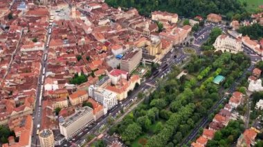 Romanya 'nın Brasov kentindeki Konsey Meydanı' nın insansız hava aracı görüntüsü. Şehir merkezinde İlçe Tarih Müzesi, Siyahi Kilise, binalar, yeşillik