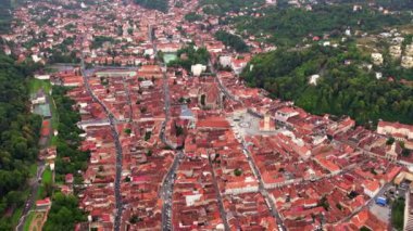 Romanya 'nın Brasov kentindeki Konsey Meydanı' nın insansız hava aracı görüntüsü. Şehir merkezinde İlçe Tarih Müzesi, Siyahi Kilise, binalar, yeşillik