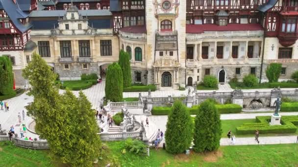 Sinaia ルーマニア 2022年8月 ペレス城の空中ドローンビュー カルパティアの庭園や観光客 周りの緑豊かな森を持つ城 — ストック動画