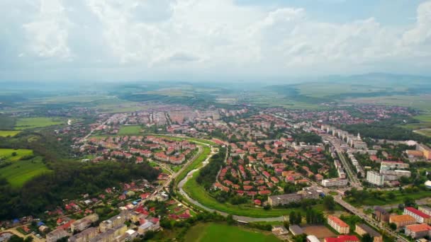 Légi Felvétel Onesti Románia Hagyományos Modern Épületek Folyó Növényzet Dombok — Stock videók