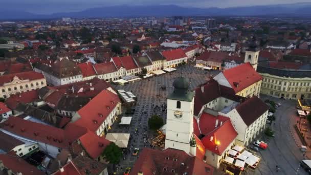 在日落时俯瞰罗马尼亚锡比乌历史中心 大广场 西比乌路德宗主教座堂和周围的古建筑 狭窄的街道 — 图库视频影像