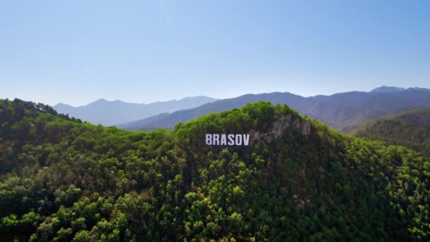 Знак Брасова Вершине Холма Возле Города Зеленые Деревья Румыния — стоковое видео