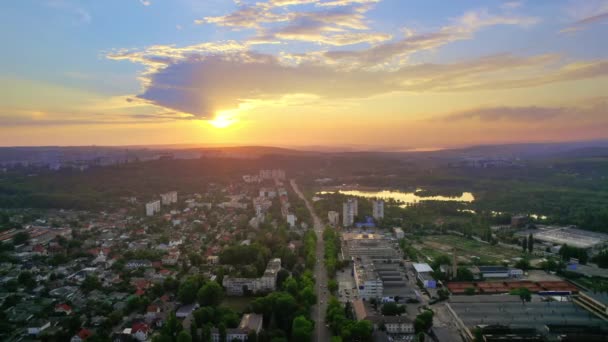 日落时俯瞰基希讷乌的上空 多座建筑物 茂密的绿地和一个湖泊的全景 摩尔多瓦 — 图库视频影像