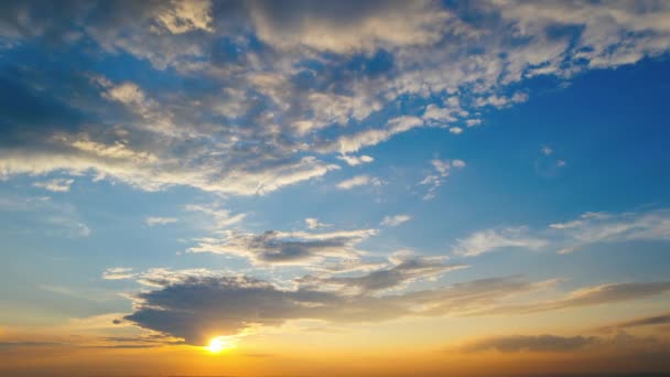 Widok Niebo Zachodzie Słońca Niebo Chmurami Jasnym Słońcem — Wideo stockowe