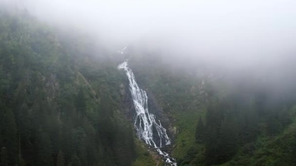 Aerial Drone View Nature Romania Carpathian Mountains Waterfall Tourists Rocky — Vídeos de Stock