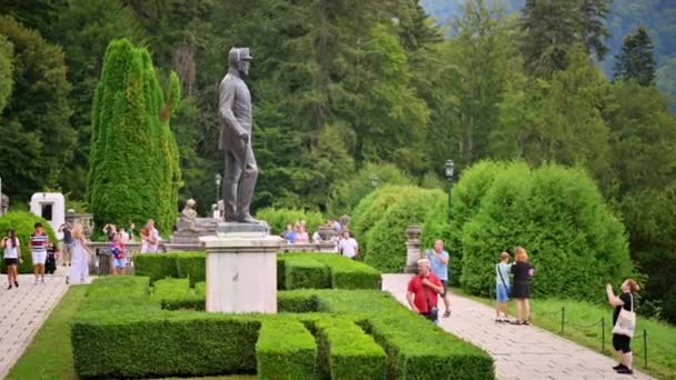 Sinaia Rumänien August 2022 König Carol Statue Auf Der Burg — Stockvideo