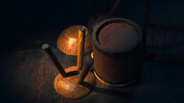 罗马尼亚布兰城堡内的木制家具和木桶 — 图库视频影像