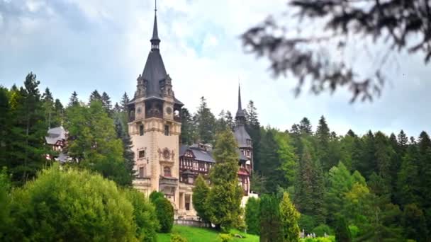 View Peles Castle Romania Castle Gardens Tourists Carpathians Lush Forest — ストック動画
