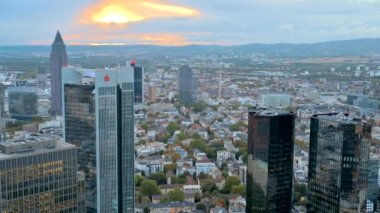 FRANKFURT, Almanya - 11 Eylül 2022: bir gökdelenden Frankfurt 'un panoramik manzarası. Çoklu konut ve ofis binaları, gökdelenler, Deutsche Bankası