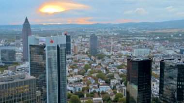 FRANKFURT, Almanya - 11 Eylül 2022: bir gökdelenden Frankfurt 'un panoramik manzarası. Çoklu konut ve ofis binaları, gökdelenler, Deutsche Bankası