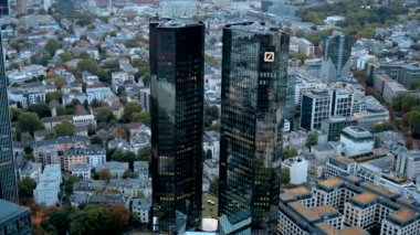 FRANKFURT, Almanya - 11 Eylül 2022: bir gökdelenden Frankfurt 'un panoramik manzarası. Çoklu konut ve ofis binaları, gökdelenler, Deutsche Bankası