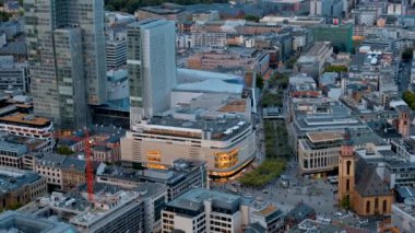 Frankfurt 'un panoramik manzarası Almanya' daki bir gökdelenden. Çoklu konut ve ofis binaları, gökdelenler