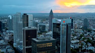 FRANKFURT, Almanya - 11 Eylül 2022: bir gökdelenden Frankfurt 'un panoramik manzarası. Çoklu konut ve ofis binaları, gökdelenler, Deutsche Bankası