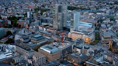 Frankfurt 'un panoramik manzarası Almanya' daki bir gökdelenden. Çoklu konut ve ofis binaları, gökdelenler